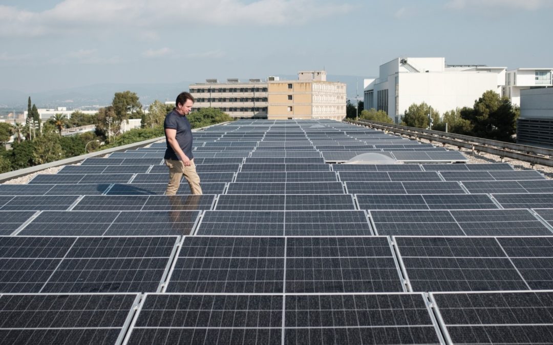 La regulació actual impedeix aprofitar tot el potencial de les teulades per generar electricitat