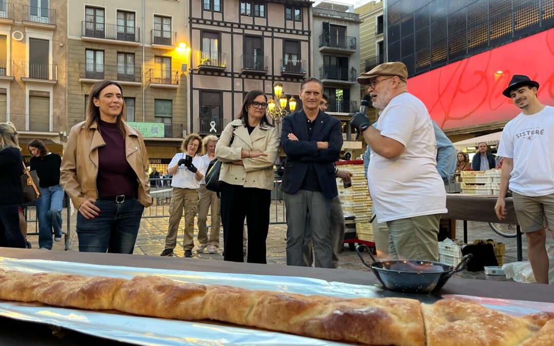 Miró i Forn Sistaré omplen la plaça del Mercadal de Reus amb la seva Coca Ganxeta