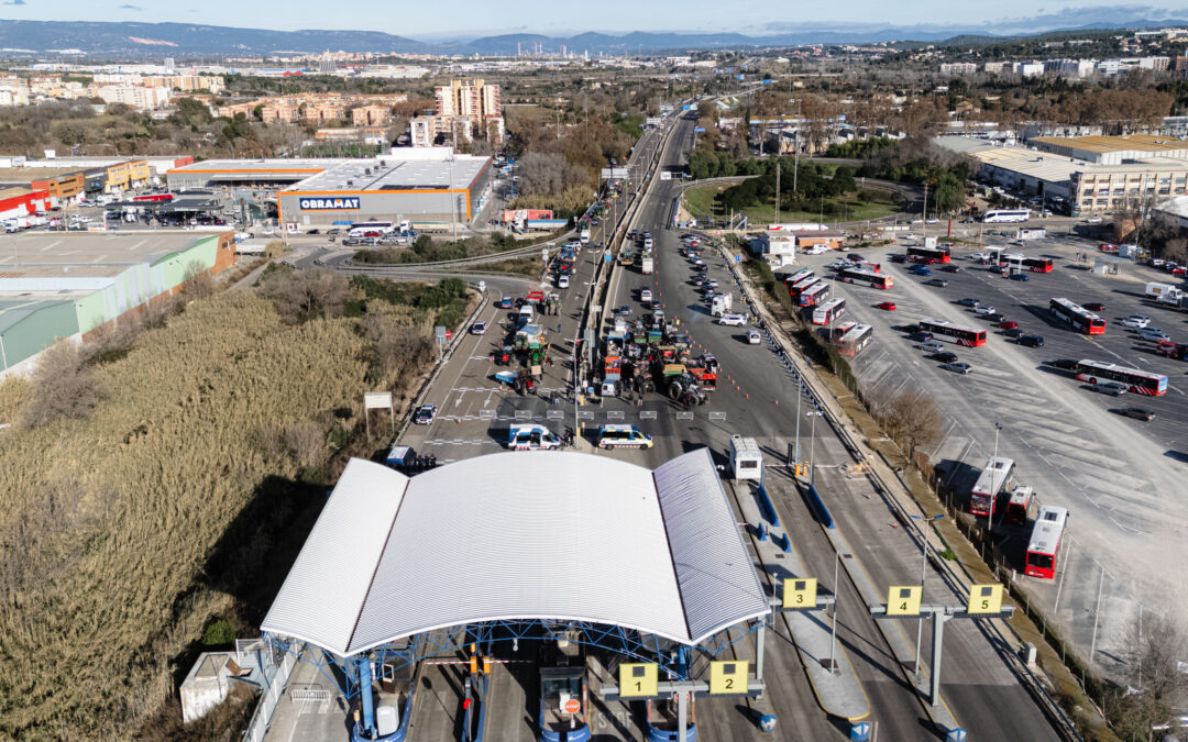 Les protestes dels pagesos redueixen gairebé a la meitat el trànsit de camions al Port de Tarragona